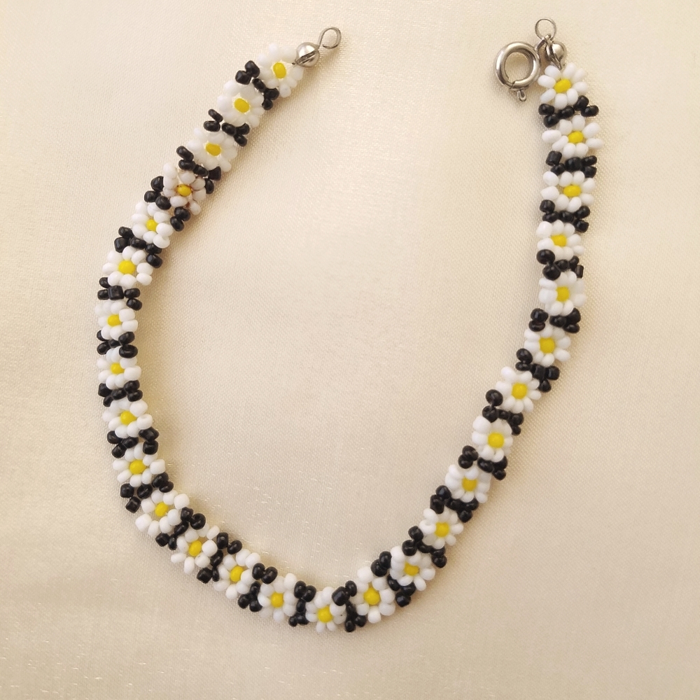 Beaded Daisy bracelet, black, yellow n white